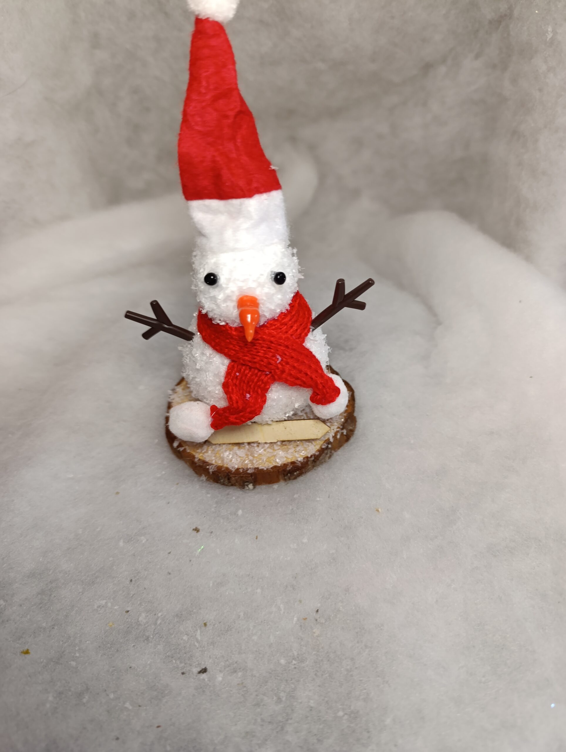 IMG_20251209_115254 Marque-place de Noël Bonhomme de neige au bonnet rouge et écharpe rouge – Image 4