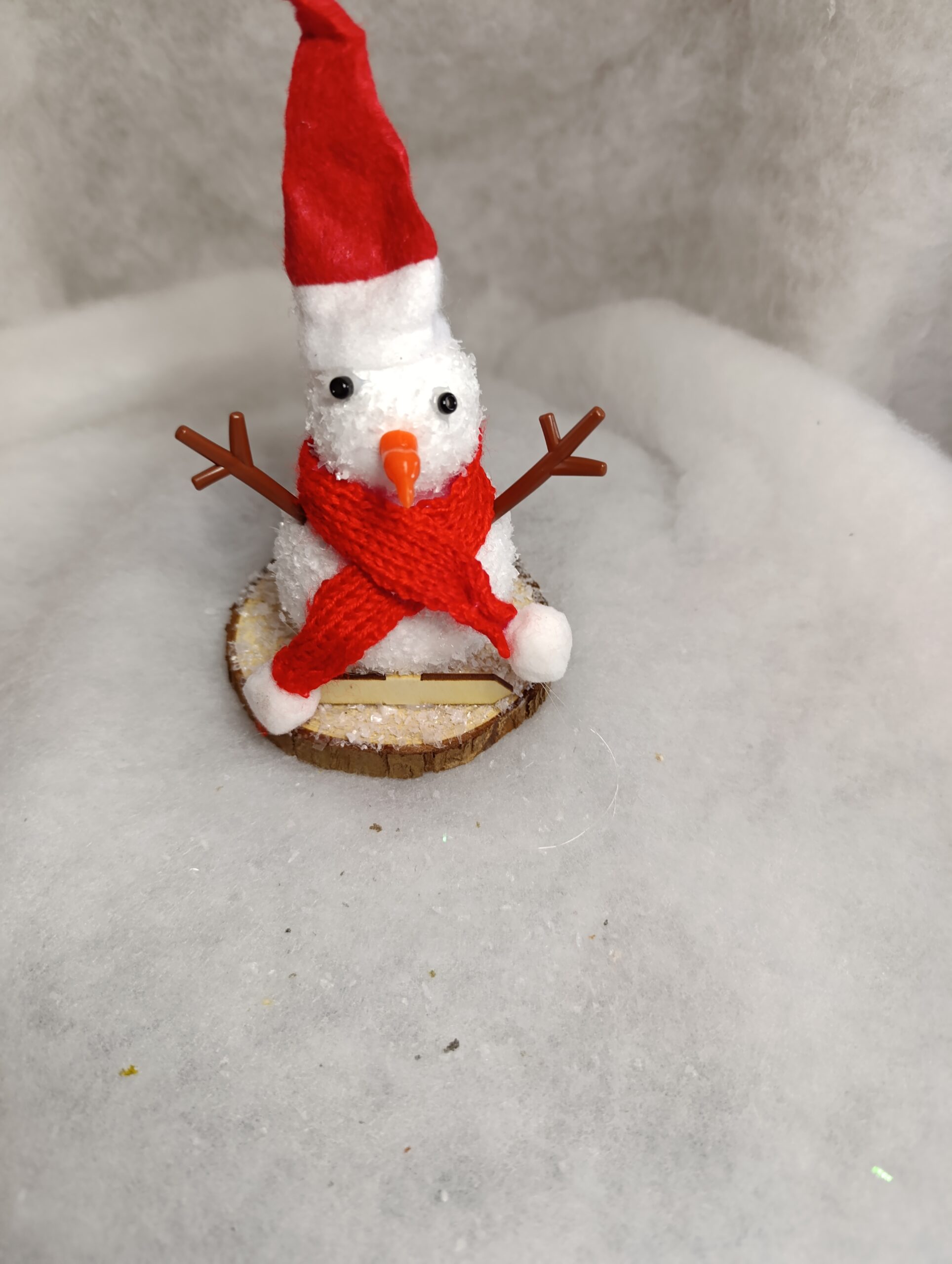 IMG_20251209_115311 Marque-place de Noël Bonhomme de neige au bonnet rouge et écharpe rouge – Image 2