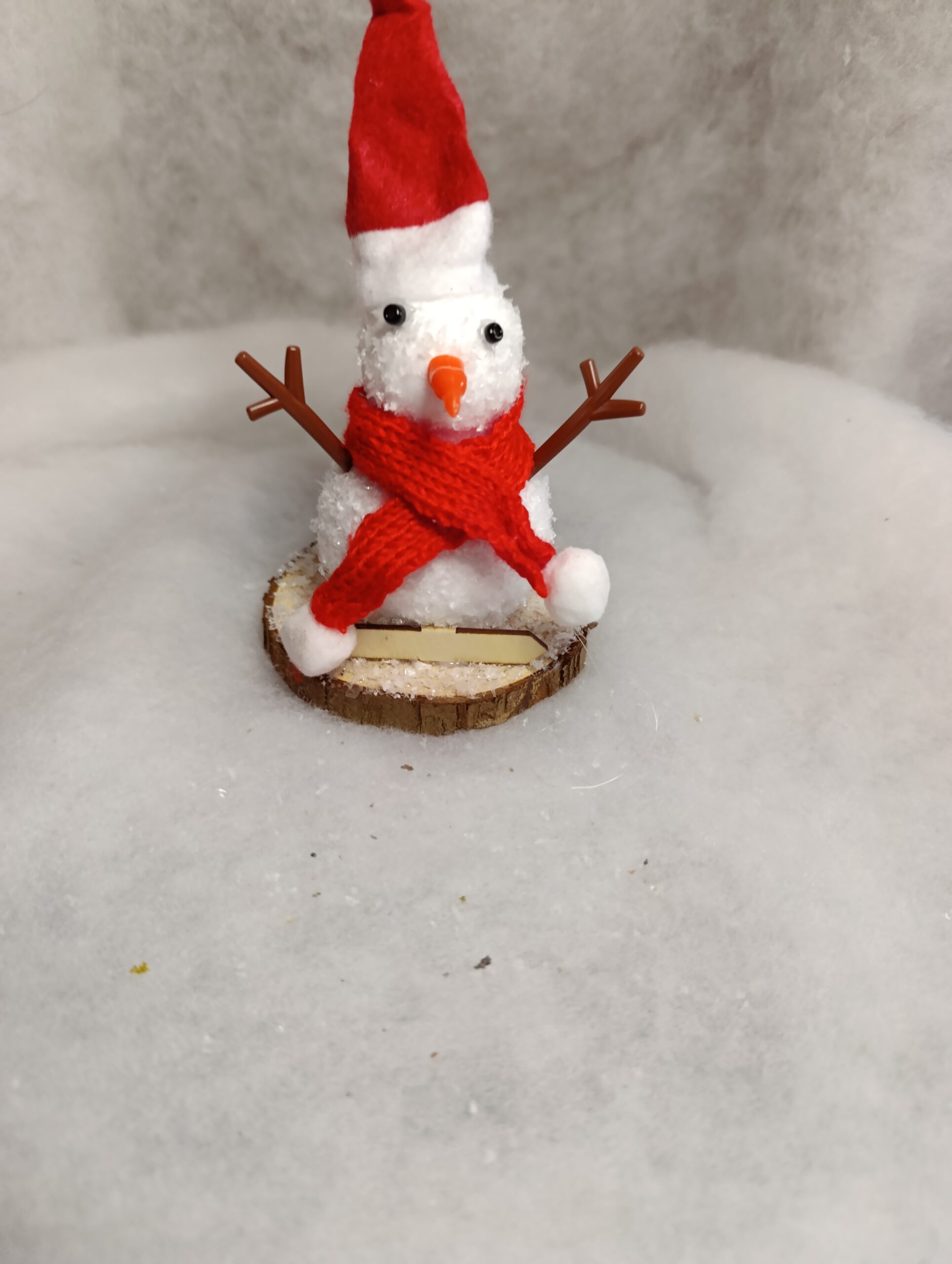 IMG_20251209_115312 Marque-place de Noël Bonhomme de neige au bonnet rouge et écharpe rouge – Image 3