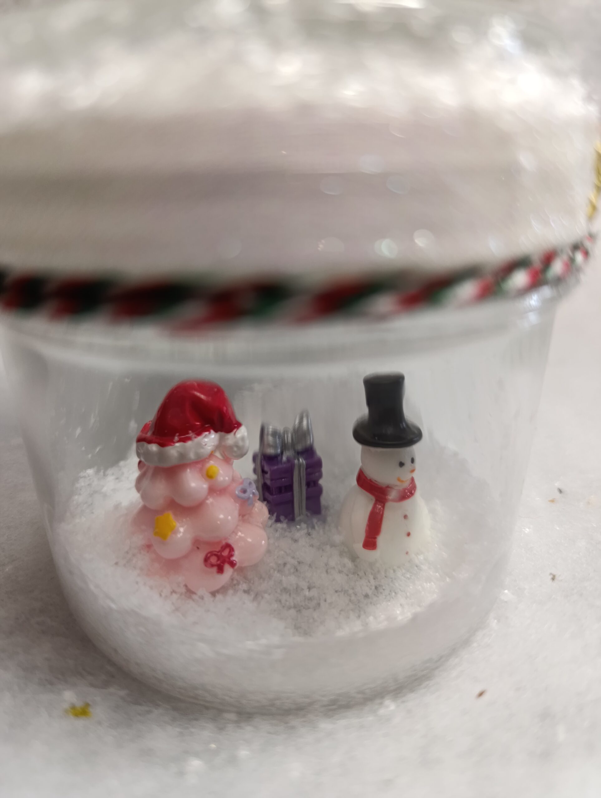 IMG_20251209_115408 Scène de Noël sous verre Le Sapin Rose – Image 2