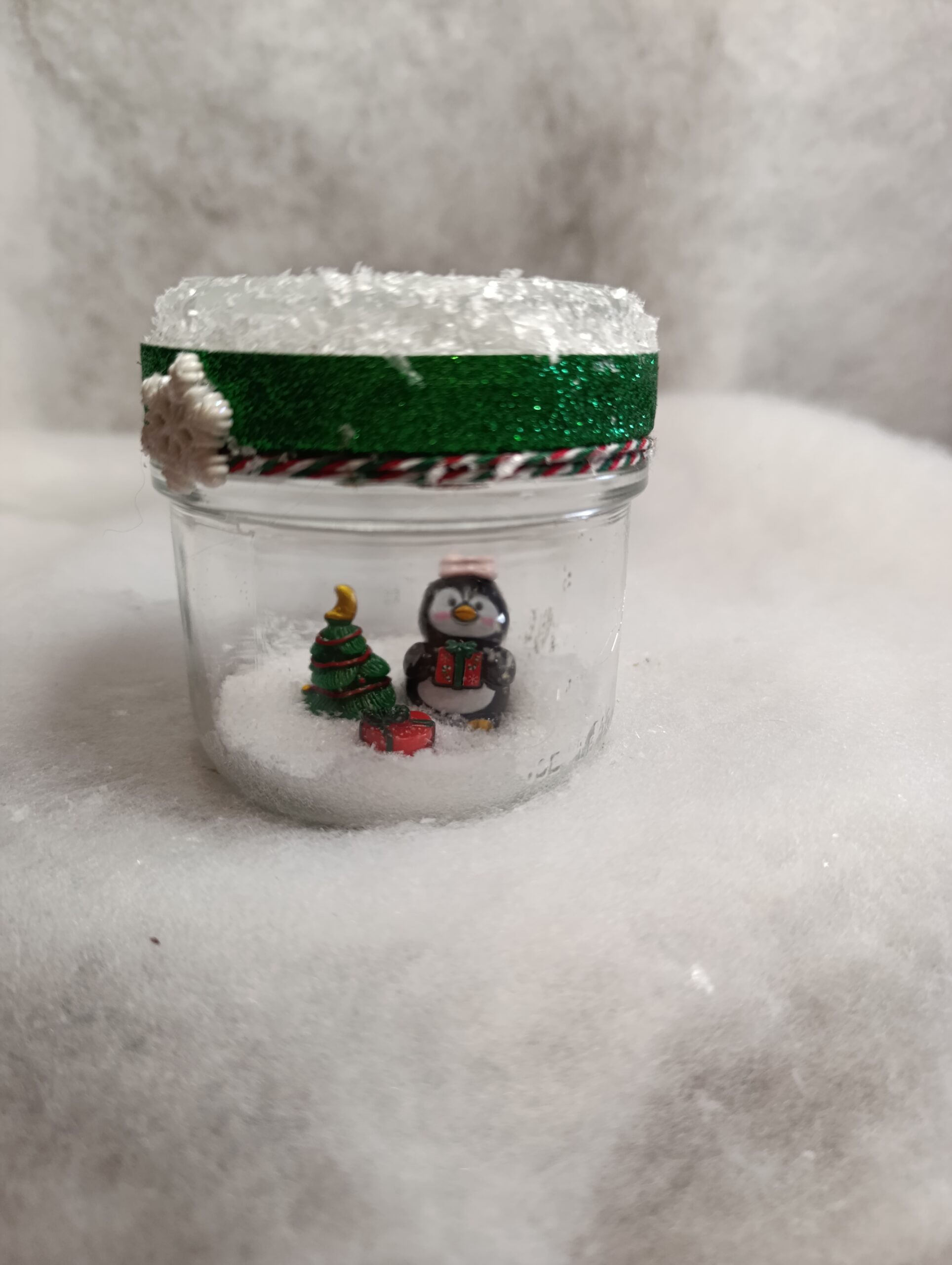 IMG_20251209_115716 Scène de Noël sous verre Le Pingouin des Fêtes – Image 3