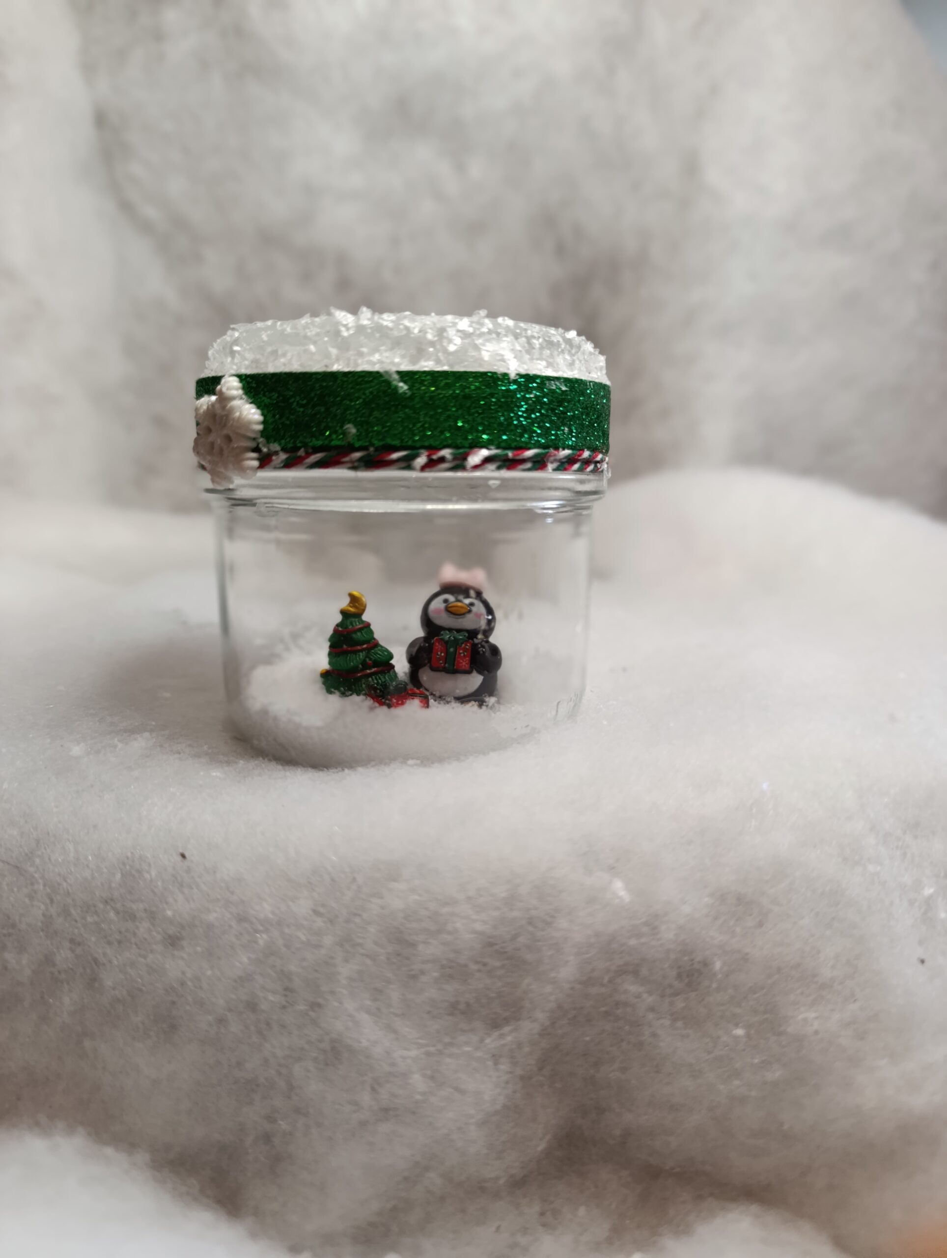 IMG_20251209_115727 Scène de Noël sous verre Le Pingouin des Fêtes – Image 2