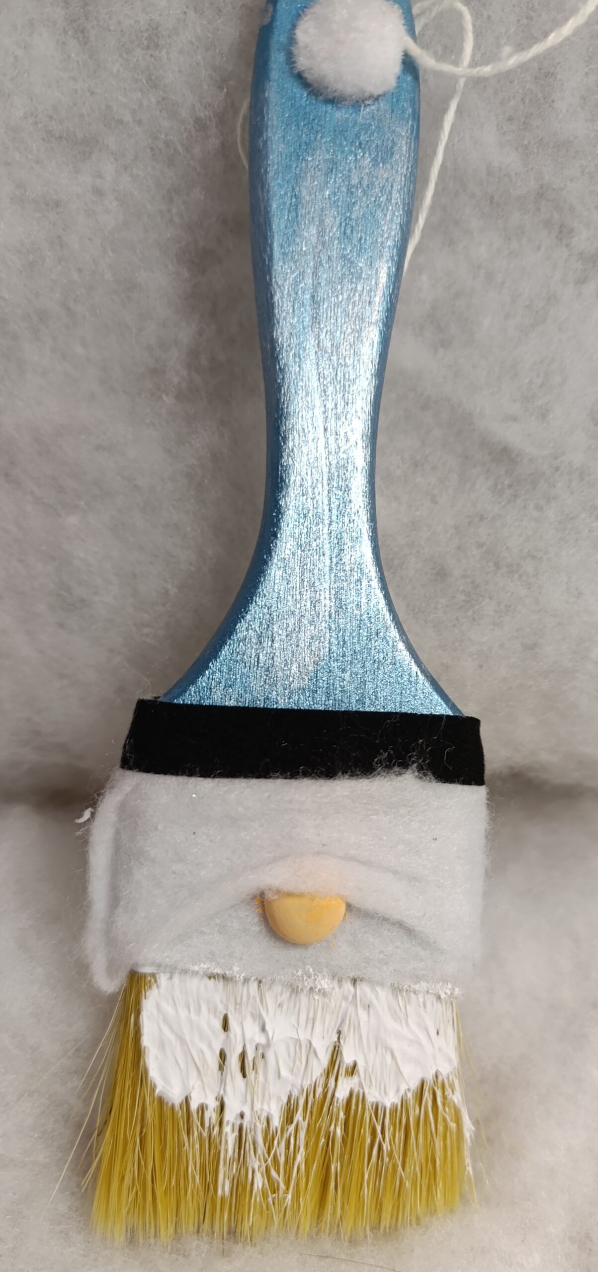 IMG_20251209_145748 🎄 Décoration de Noël – Lutin Père Noël en pinceau, bonnet bleu et barbe blanche