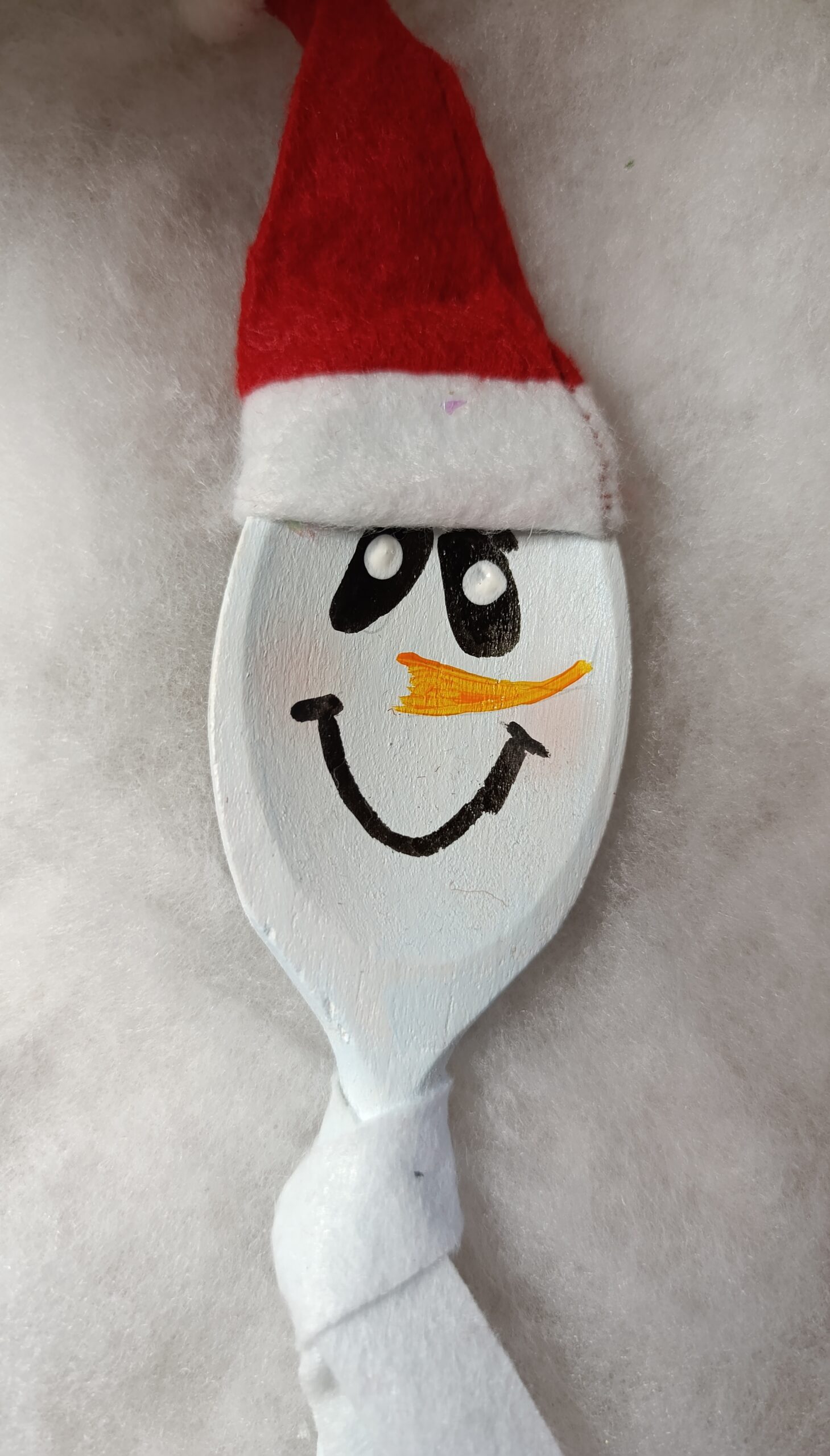 IMG_20251209_150613 🎄 Décoration de Noël – Bonhomme de neige en cuillère en bois, bonnet rouge et écharpe rouge – Image 2