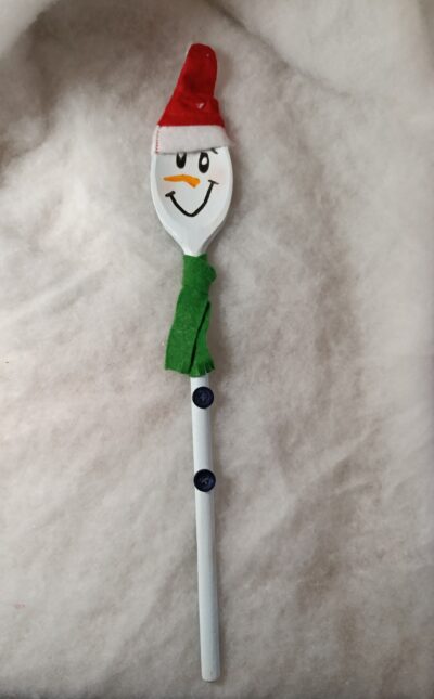 🎄 Décoration de Noël – Bonhomme de neige en cuillère en bois, bonnet rouge et écharpe verte