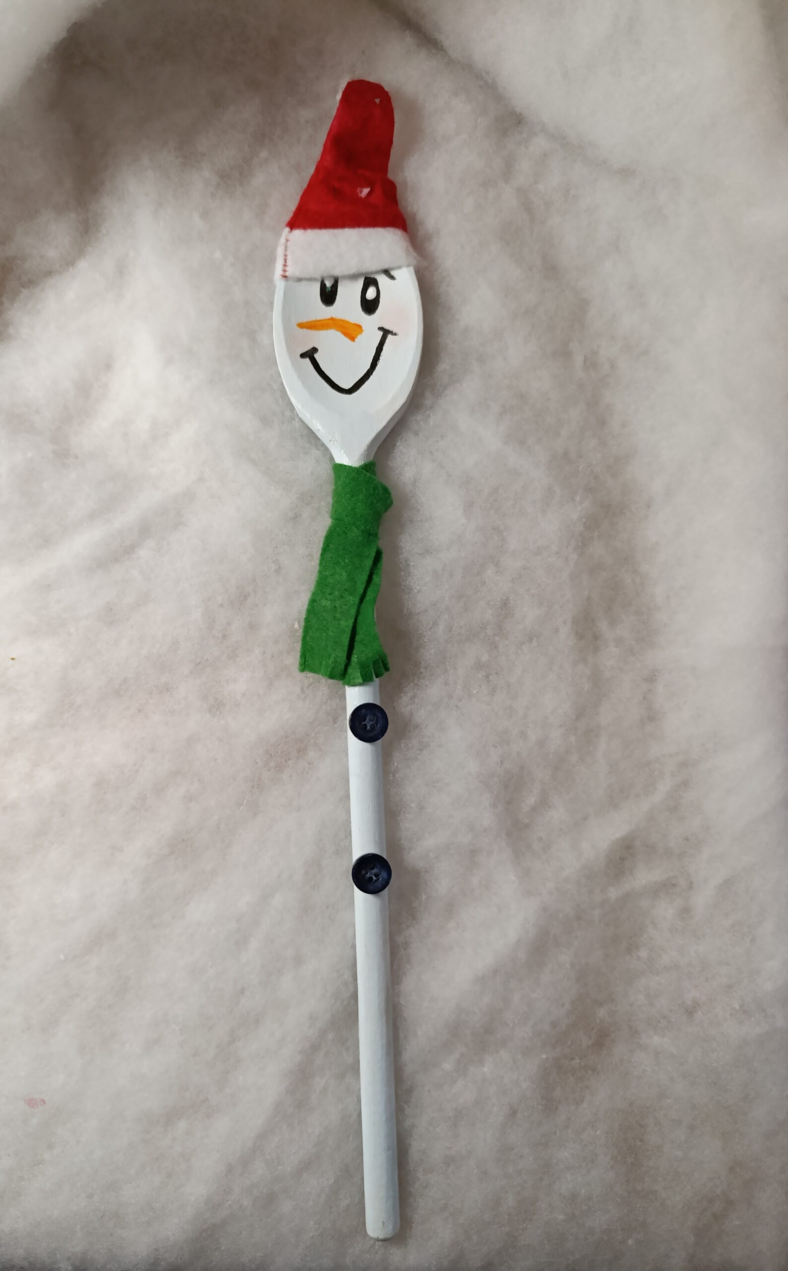 IMG_20251209_150712 🎄 Décoration de Noël – Bonhomme de neige en cuillère en bois, bonnet rouge et écharpe verte