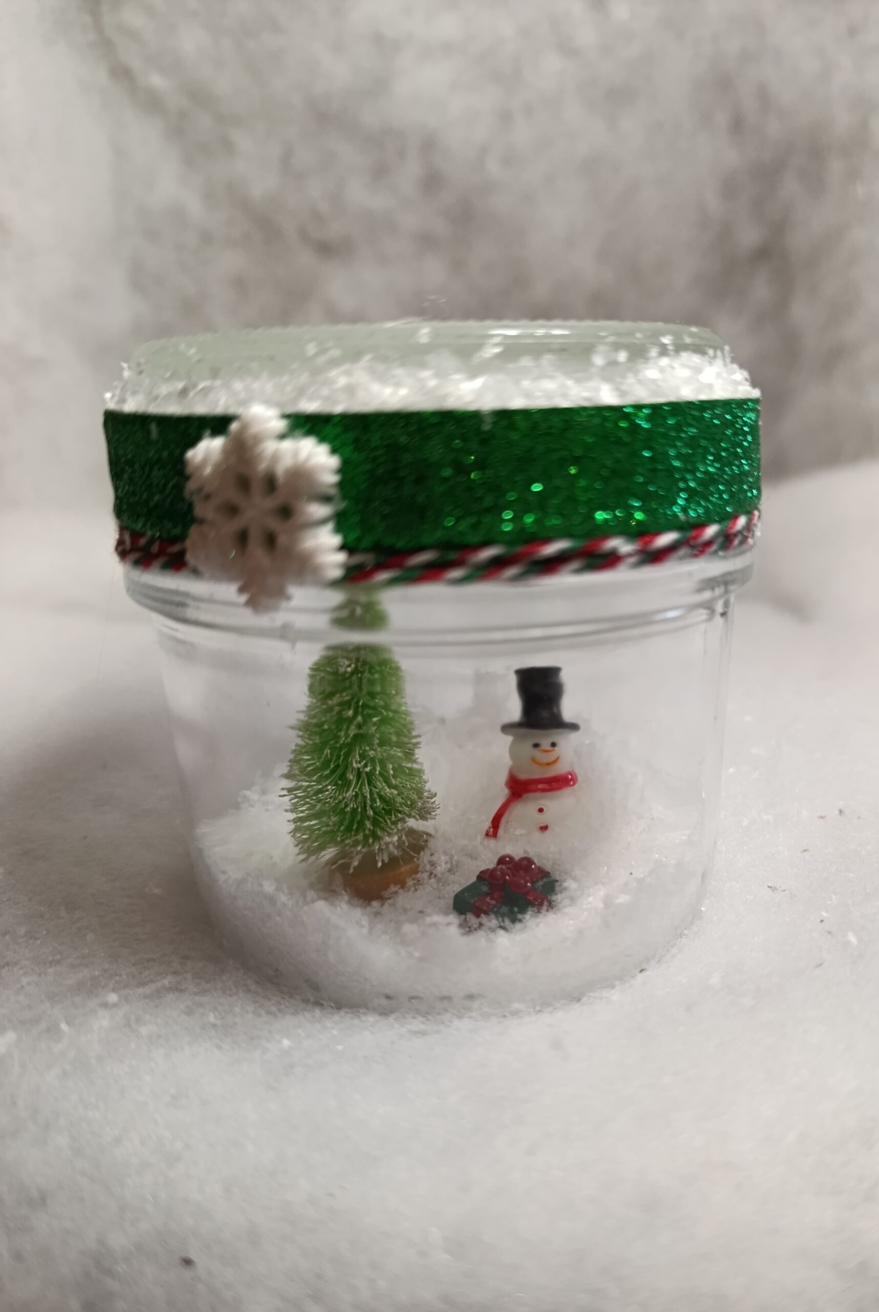 IMG_20251209_151831 Scène de Noël sous verre – Le Sapin et le Bonhomme – Image 7