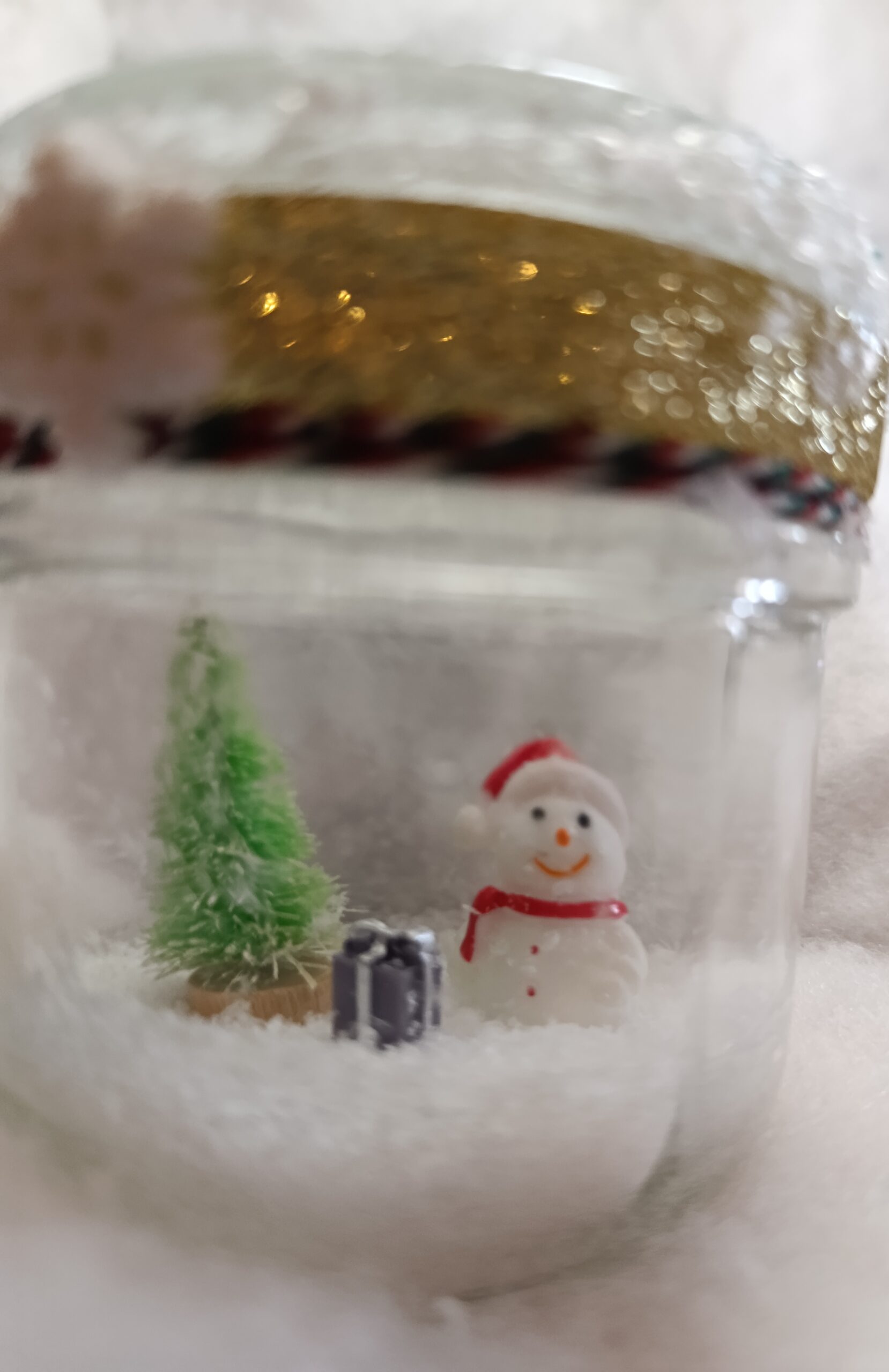 IMG_20251209_151937 Scène de Noël sous verre – Le Sapin et le Bonhomme – Image 3