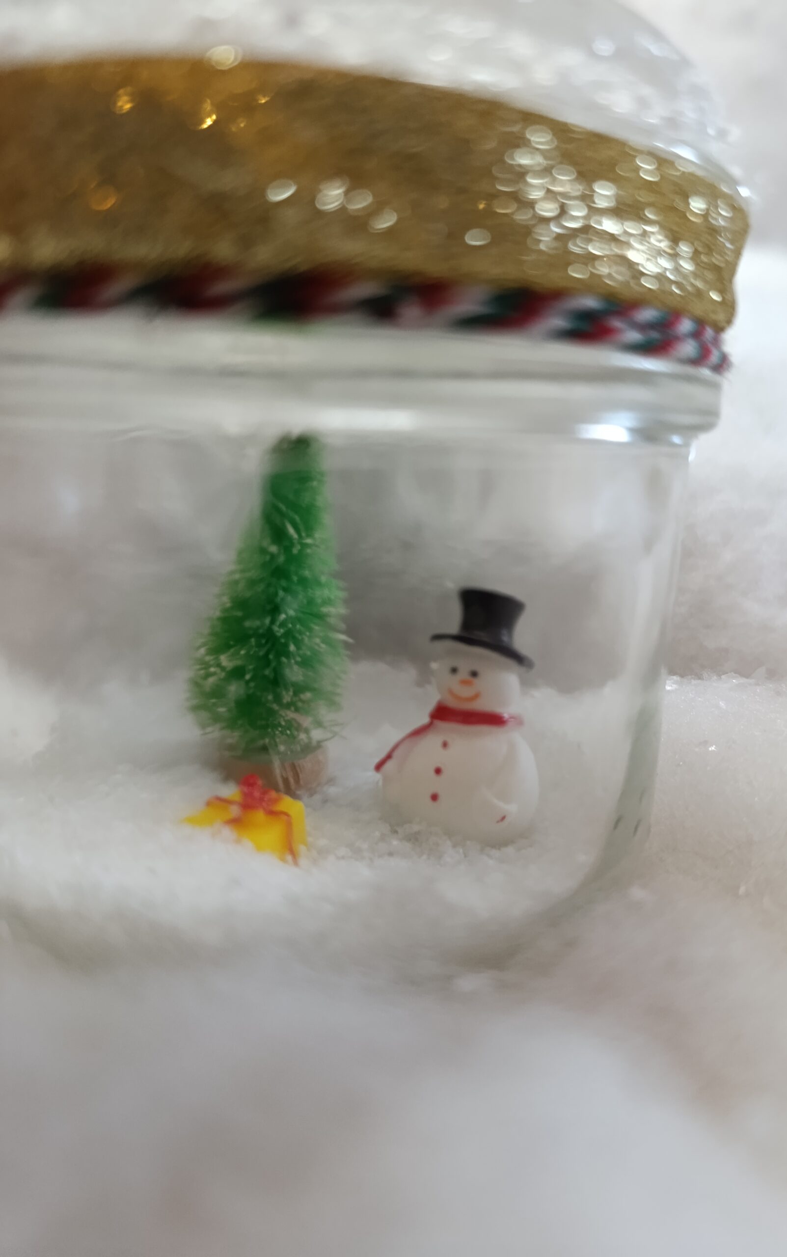 IMG_20251209_152007 Scène de Noël sous verre – Le Sapin et le Bonhomme – Image 5