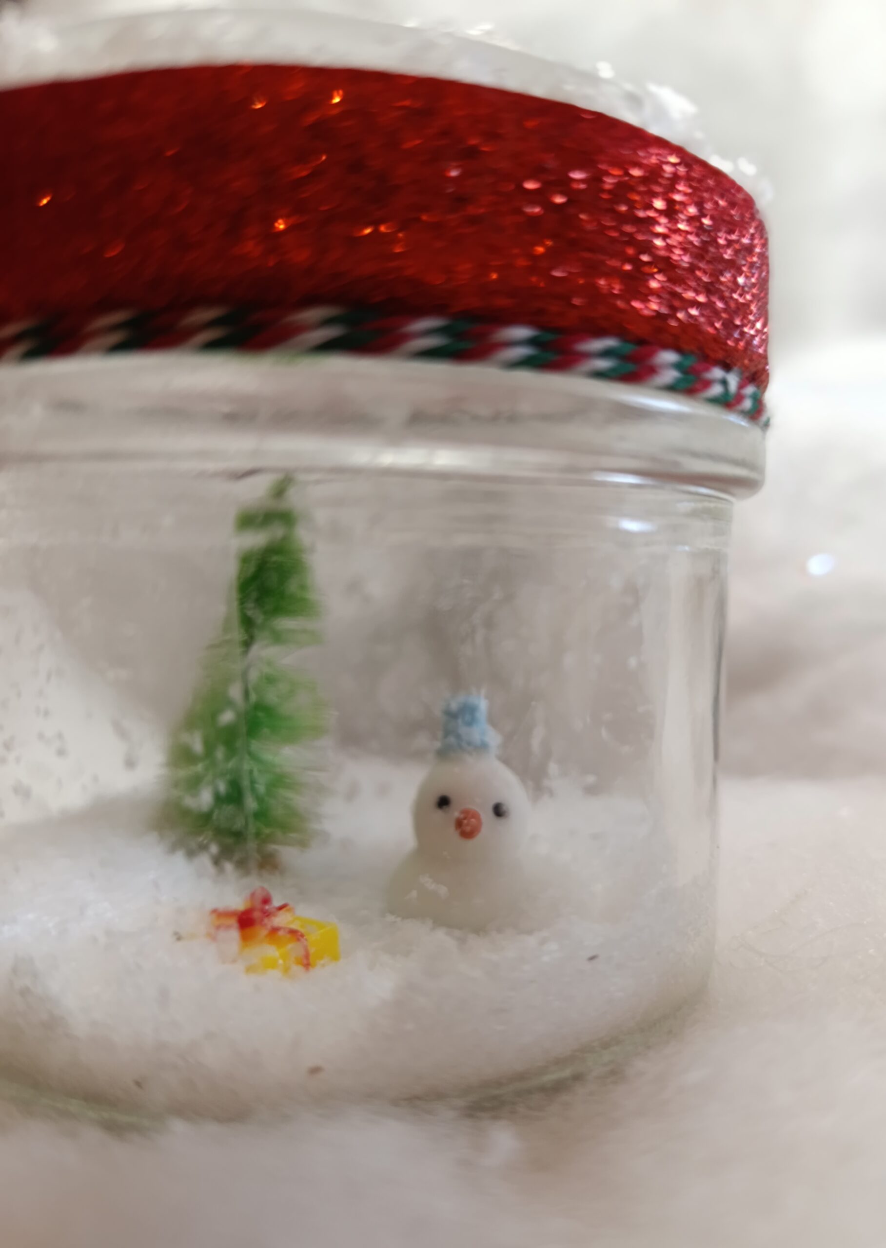 IMG_20251209_152032 Scène de Noël sous verre – Le Sapin et le Bonhomme – Image 4