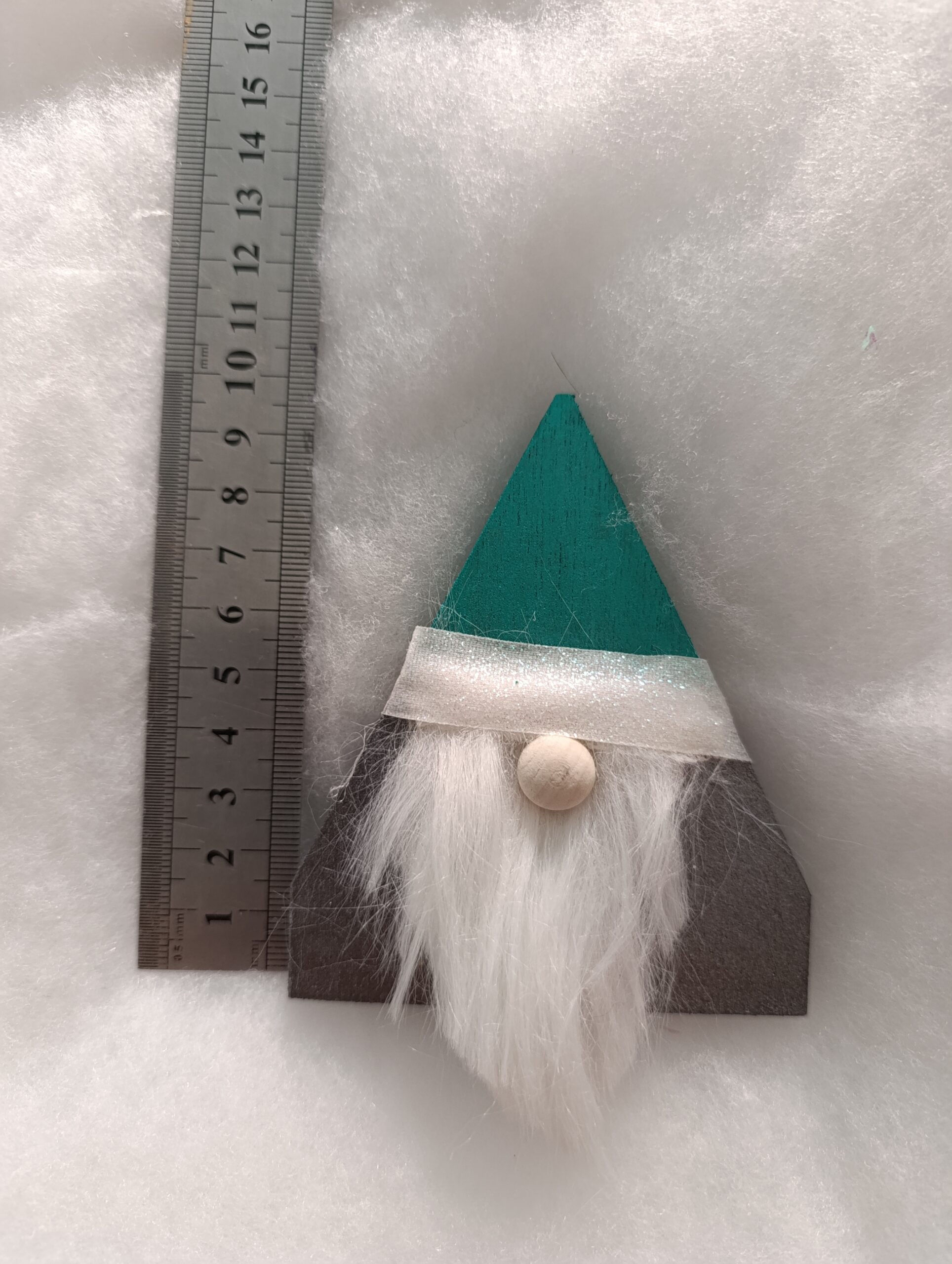 IMG_20251210_120514 🌲 Verdelin Lutin en bois du Lys Enchanté – L’esprit calme des sous-bois enneigés – Image 5