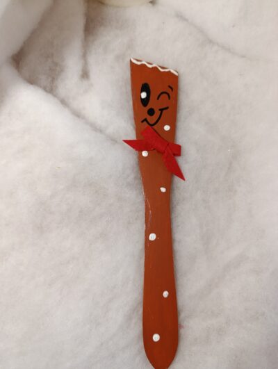 🎄 Décoration de Noël – Personnage pain d’épices clin d’œil en spatule en bois, nœud rouge