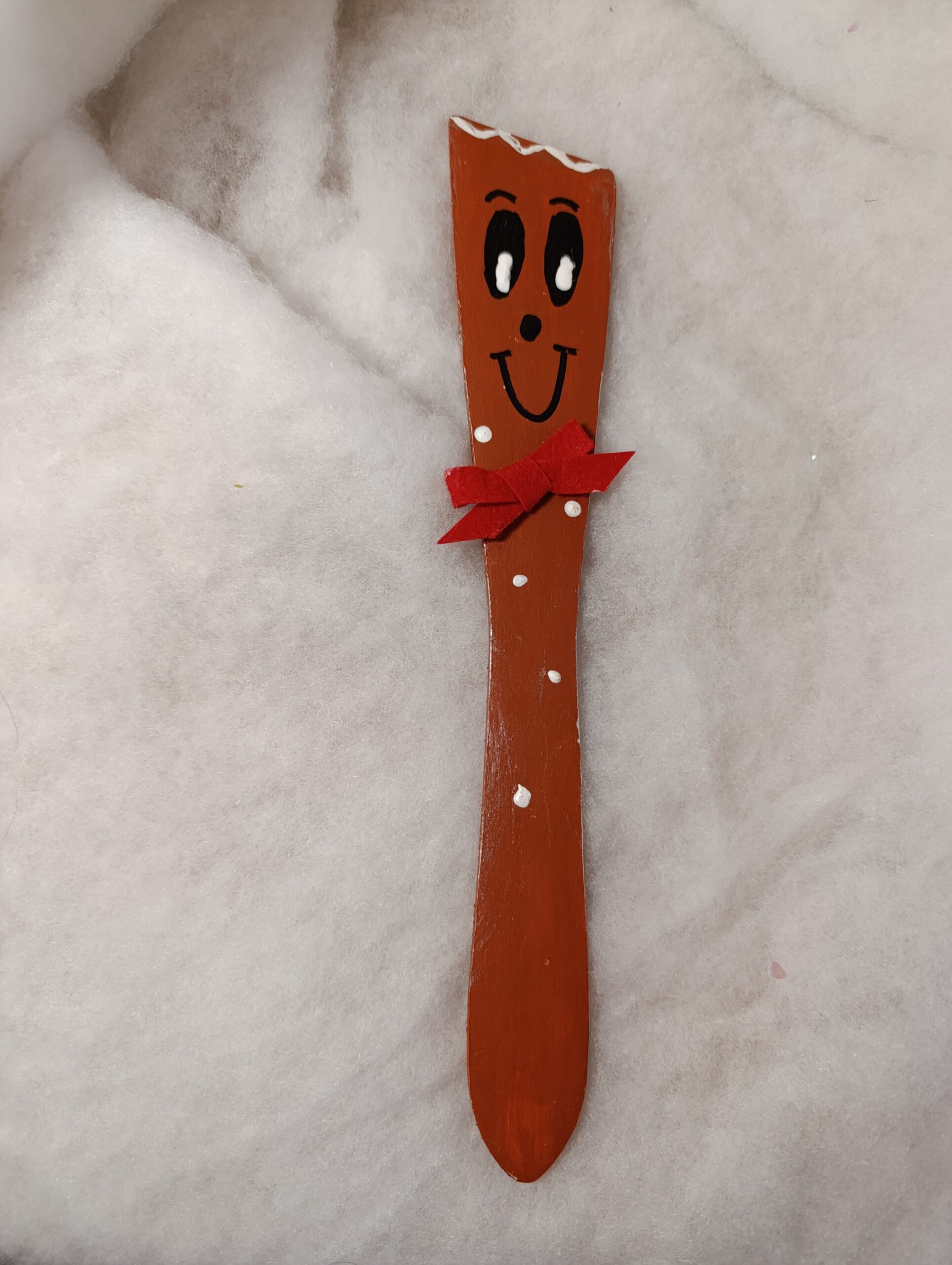 IMG_20251212_155750 🎄 Décoration de Noël – Personnage pain d’épices souriant en spatule en bois, nœud rouge