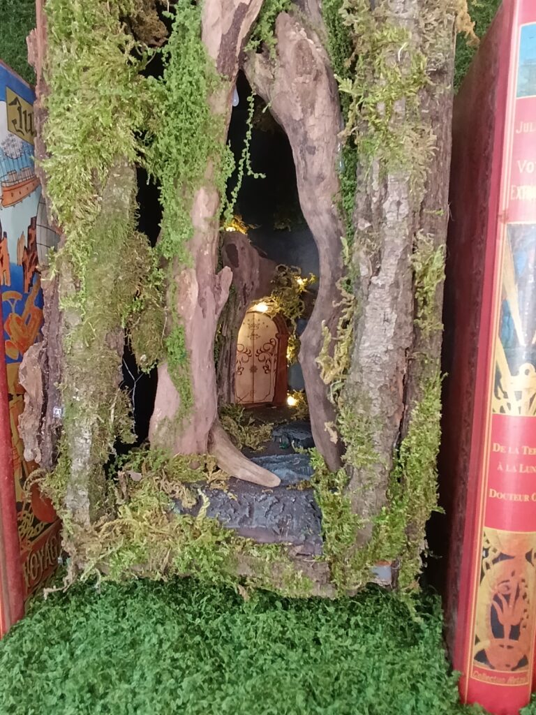 Comment fabriquer un Book Nook : les secrets d’un décor miniature en profondeur l’Échoppe des distillats – booknook féerique pour bibliothèque
